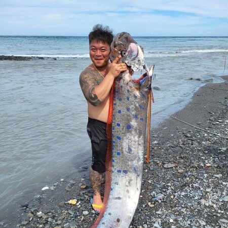 有地震？台湾东部钓客钓上一条6米长地震鱼