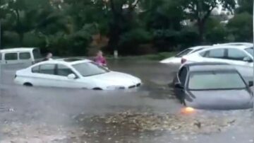 中国洪灾北移 青岛暴雨冲走汽车（视频）