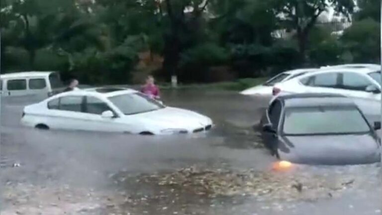 中國洪災北移 青島暴雨沖走汽車（視頻）
