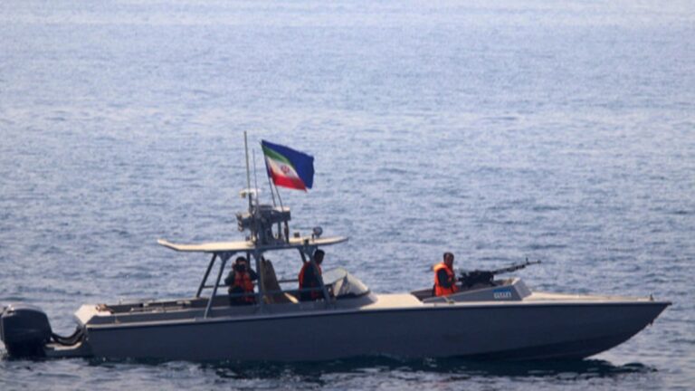伊朗快艇快速接近 美海軍發射信號彈警告