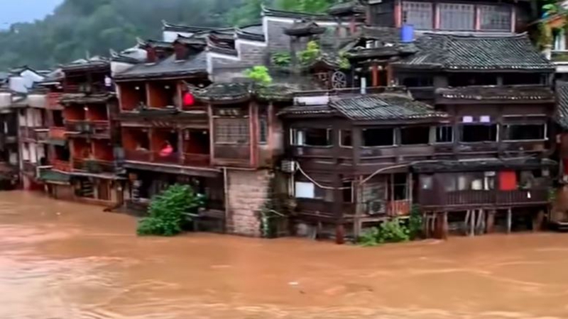 中國10省暴雨成災 鳳凰古城被淹 民宿被沖走
