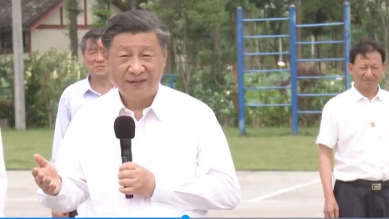 習近平四川考察露倦容 多數人不戴口罩