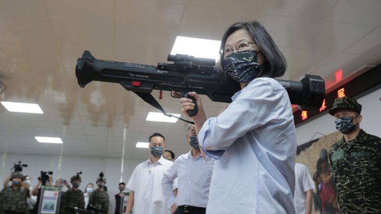 端午節慰問軍旅 蔡英文扛火箭親身體驗