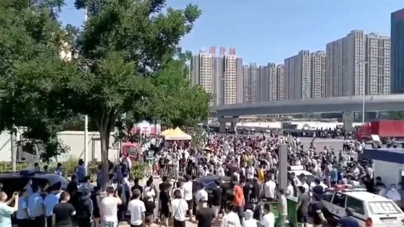 燕郊檢查站阻止進京上班 民眾聚眾抗議（視頻）