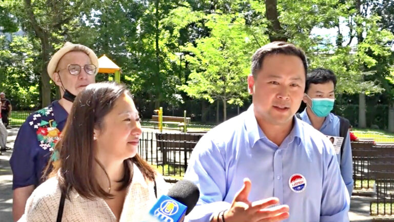 紐約州眾議員金兑錫法拉盛投票 批評對手收買選民