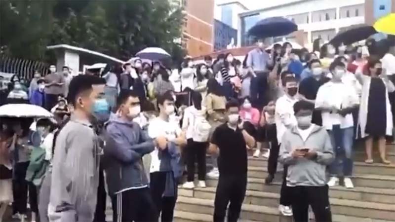 薪资暴降还被逼回吐工资 烟台教师罢课示威(视频)