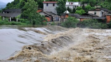 【一线采访】湘西突降暴雨泄洪 凤凰古城局部被淹