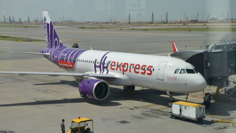 快訊：香港一架客機機艙冒煙 緊急迫降