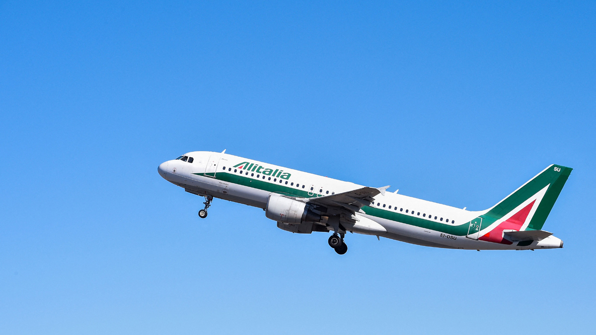 2022年4月30日,意大利航空運輸公司的一架班機在飛行途中與塔台失聯10分鐘,原因竟是飛行員睡著。圖為2021 年 10 月 15 日,該公司的一架班機從羅馬的機場起飛。 (ANDREAS SOLARO/AFP via Getty Images)