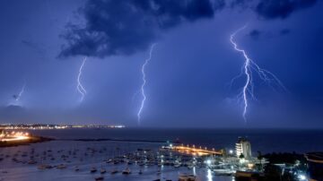 罕見天氣 南加初夏雷電交加挾帶短暫降雨