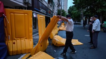 北京封控升级 数万人连夜核酸 上海居民冲出小区