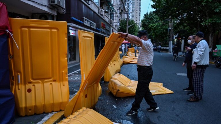 北京封控升級 數萬人連夜核酸 上海居民衝出小區