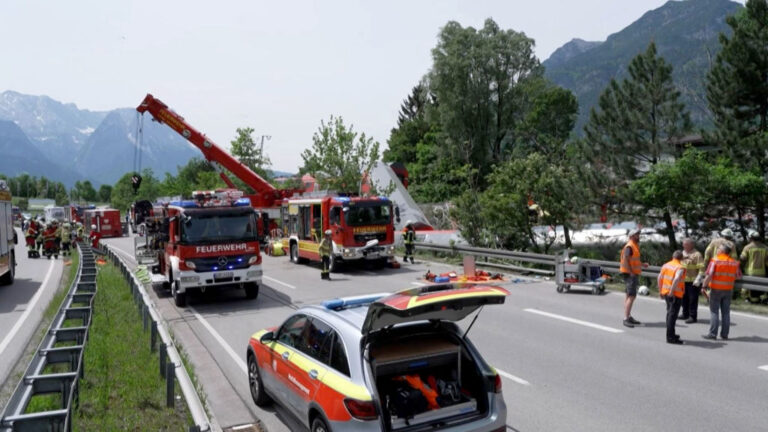 德國南部列車脫軌場面慘烈  4死30傷