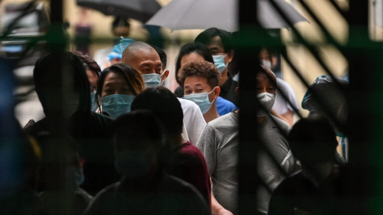 上海多區封控做核酸 民眾恐慌再掀搶菜潮