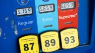全美汽油平均价回落 降至每加仑5美元以下