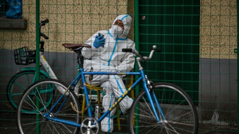 上海大白淪落街頭 丹東居民推倒柵欄 自行解封