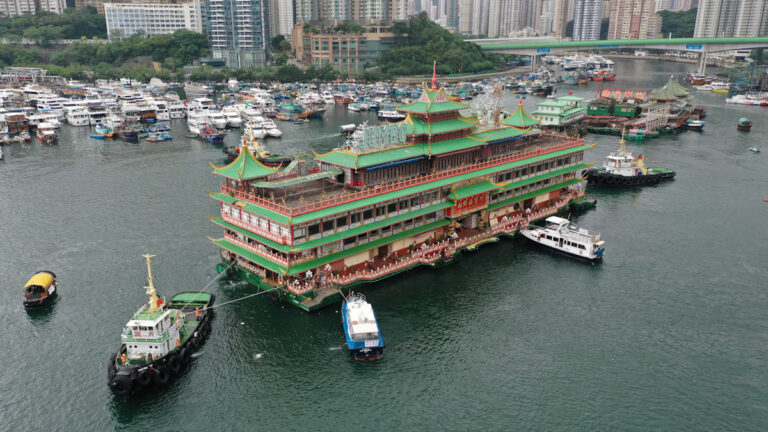 珍寶海鮮舫拖離香港後 遇風浪沉沒西沙