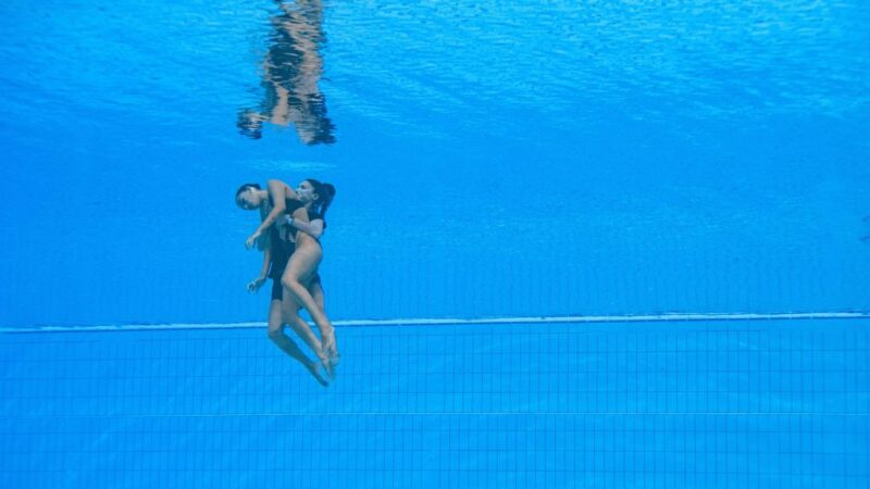 比赛中昏厥 美水上芭蕾教练急速跳水救选手