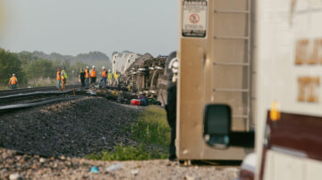 美鐵火車撞卡車 八節車廂出軌 多人傷亡