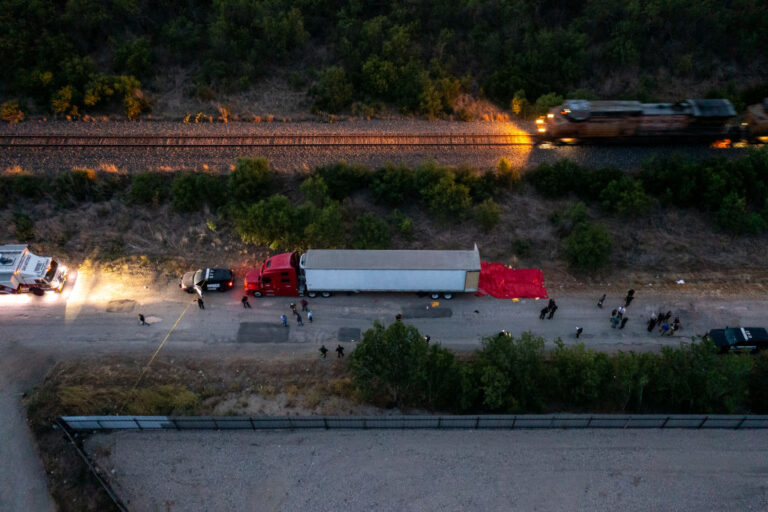疑活活悶死 美德州卡車發現至少40具遺體