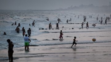 【社区简讯】洛克威海滩两人溺亡 公园局：无救生员勿游泳