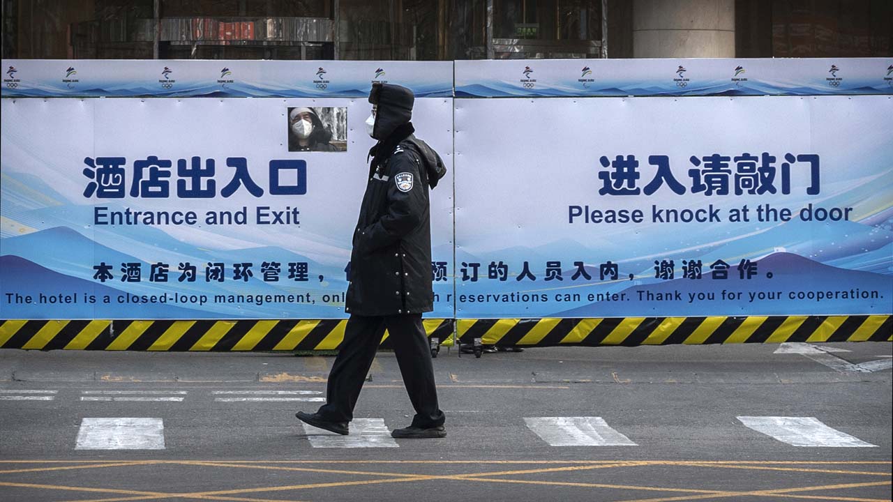 2022年1月,北京一家酒店入口處的景象。(Kevin Frayer/Getty Images)