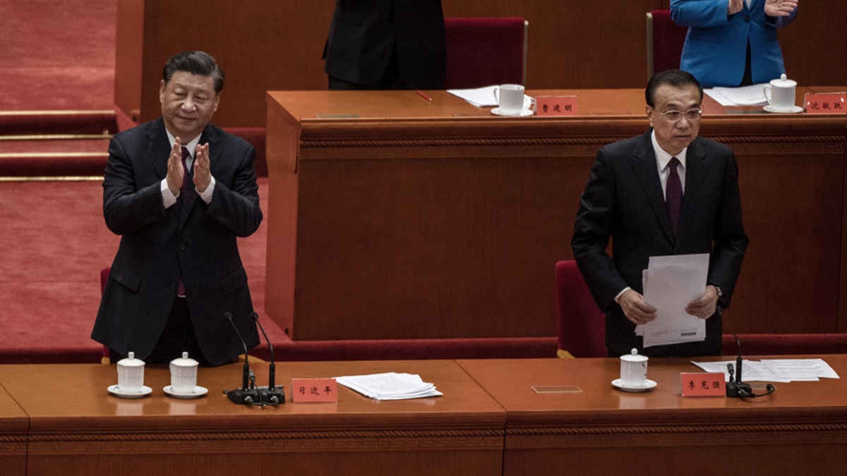 2022年4月8日,李克強在北京大會堂舉行的 2022 年冬奧會和殘奧會貢獻儀式上發表講話後,習近平(左)為他鼓掌。 (Kevin Frayer/Getty Images)
