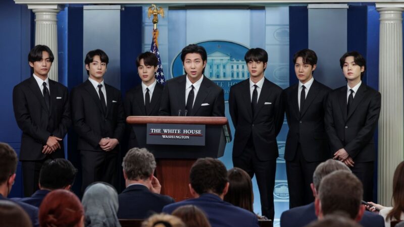 BTS访白宫会拜登谈反亚裔歧视 合照比手指爱心