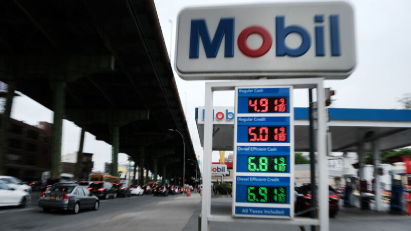 美平均油价狂飙 分析：6月17日达每加仑5美元