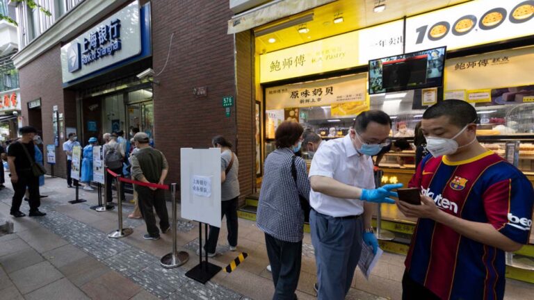 上海銀行外大排長龍 有老人凌晨2點排隊取號