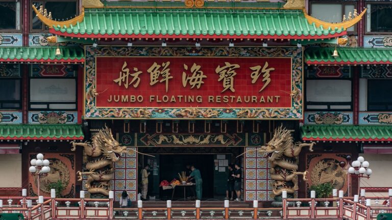 世界最大海上食府 香港珍寶海鮮舫被拖走