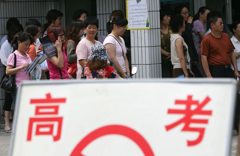 中國高考登場 上海考生延期一個月惹議