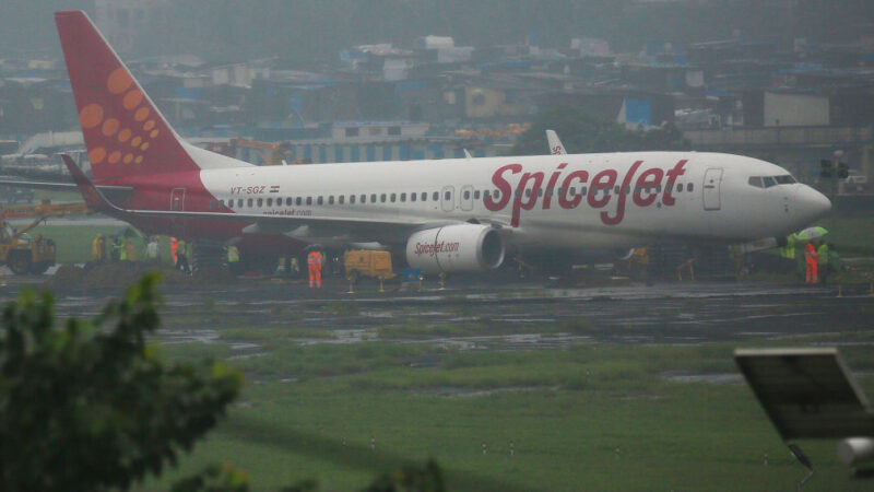印度客机左翼空中起火 折返迫降185乘客疏散
