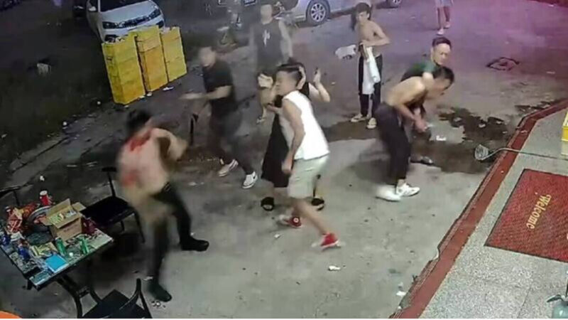惠州女子遭殴打 店主劝解也被围殴 昏迷不醒