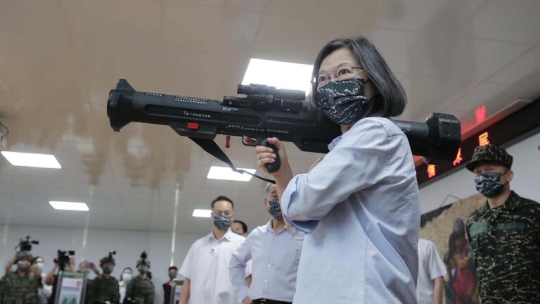 美防長暗示派兵協防台灣 蔡英文親扛反裝甲火箭