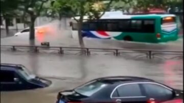 山東多地特大暴雨 道路成河 開車如駕船（視頻）