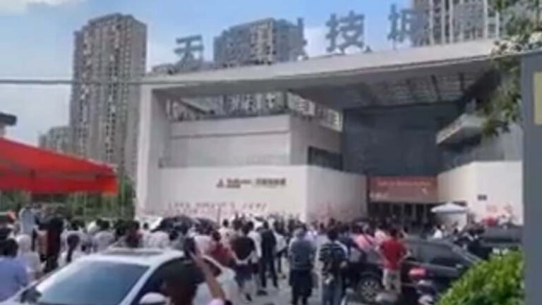 無錫爛尾樓業主維權 遭特警暴力鎮壓（視頻）