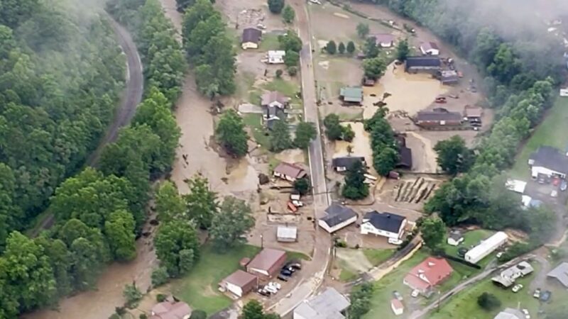 暴雨引发洪水44人失联 维吉尼亚州长宣布紧急状态