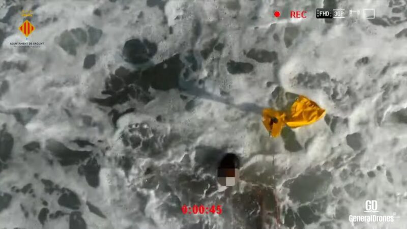 西班牙少年海上遇险 无人机投救生衣解围