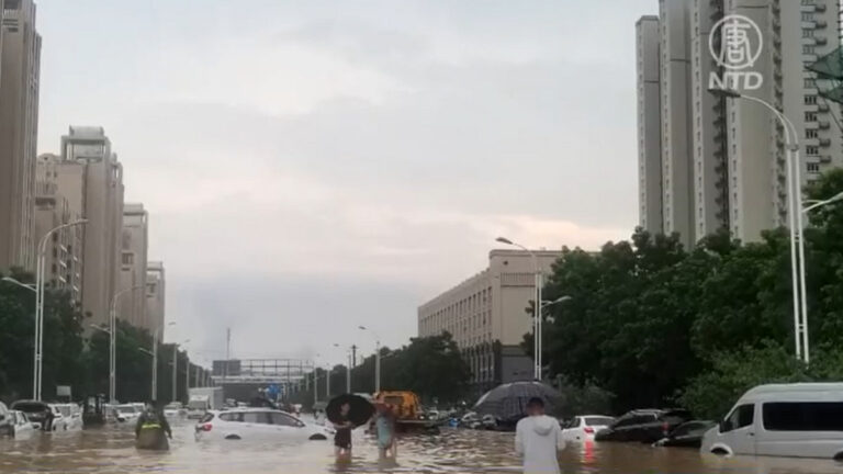 江蘇徐州雨水倒灌 汽車被泡 地鐵站停運
