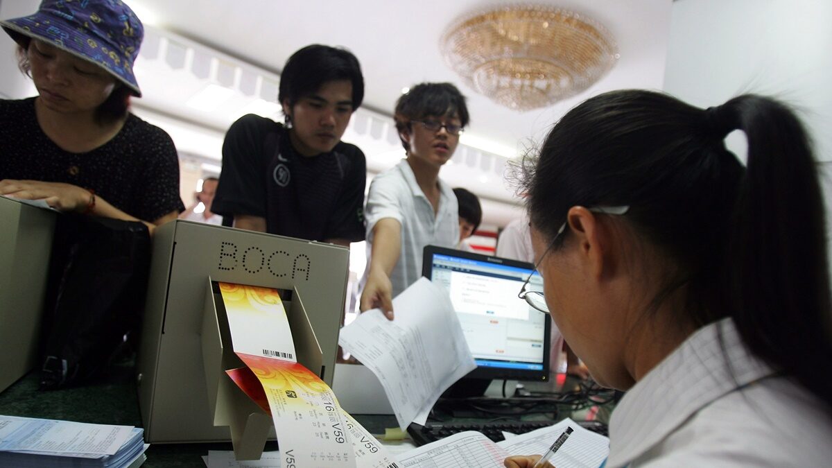 【禁闻】中国各银行冻结储户帐户 专家析因
