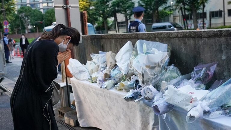 緬懷安倍 日本民眾獻花每日現長龍