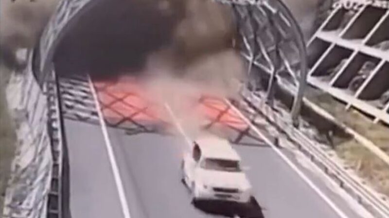 四川隧道突然塌方 车辆夺命狂奔如灾难片（视频）