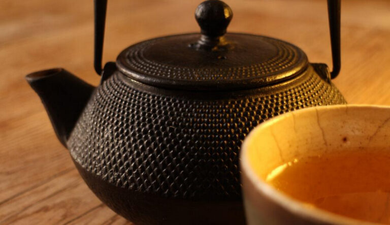 老太太一壺茶賣了幾百年 茶水怎麼也倒不完