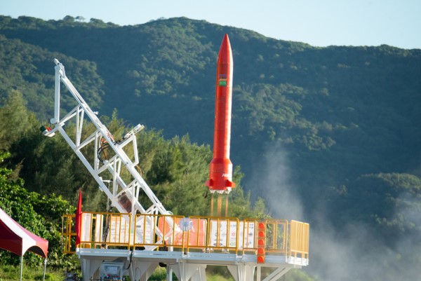 全球首支可導控混合式火箭升空 台衛星載具發展跨大步