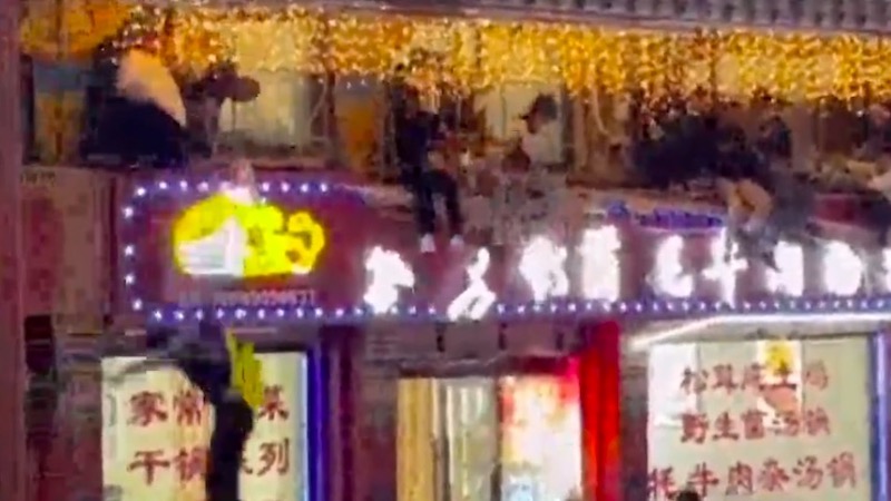四川一餐馆二楼起火 食客纷纷跳楼逃生（视频）