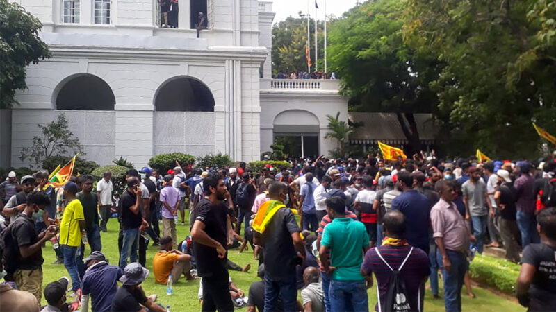 警察招架不住 数千斯里兰卡抗议者闯总统府