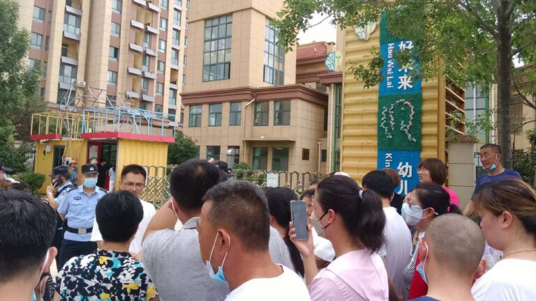 煙台幼兒園飯菜腐爛生蛆 家長冒雨推倒園門(視頻)