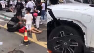 蔚来汽车“跳楼”后又出事 冲向人群1死5伤（视频）