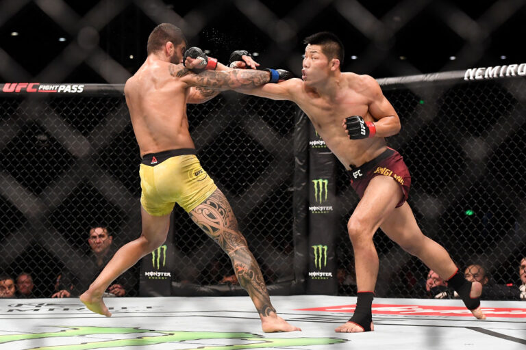 UFC格鬥賽 李景亮披中共血旗被員工當場扯下